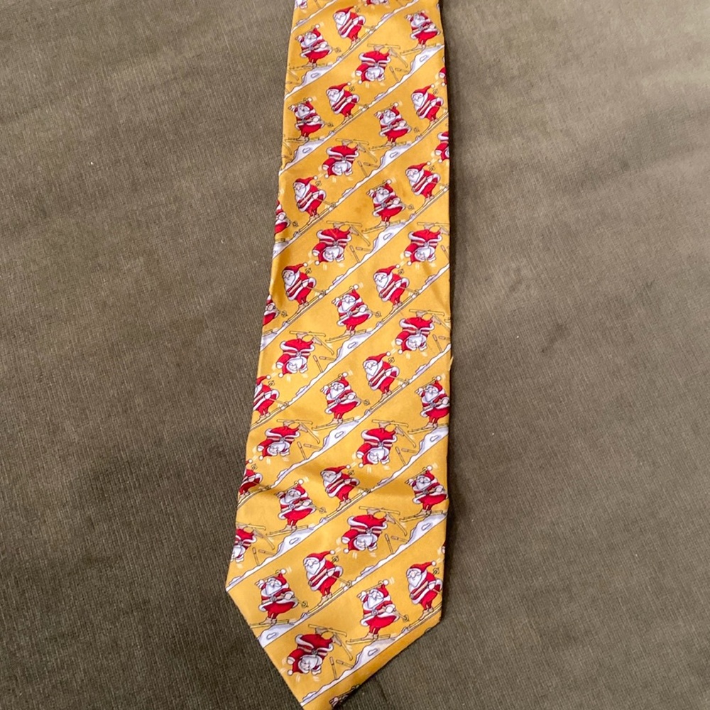 Skiing, Santa necktie